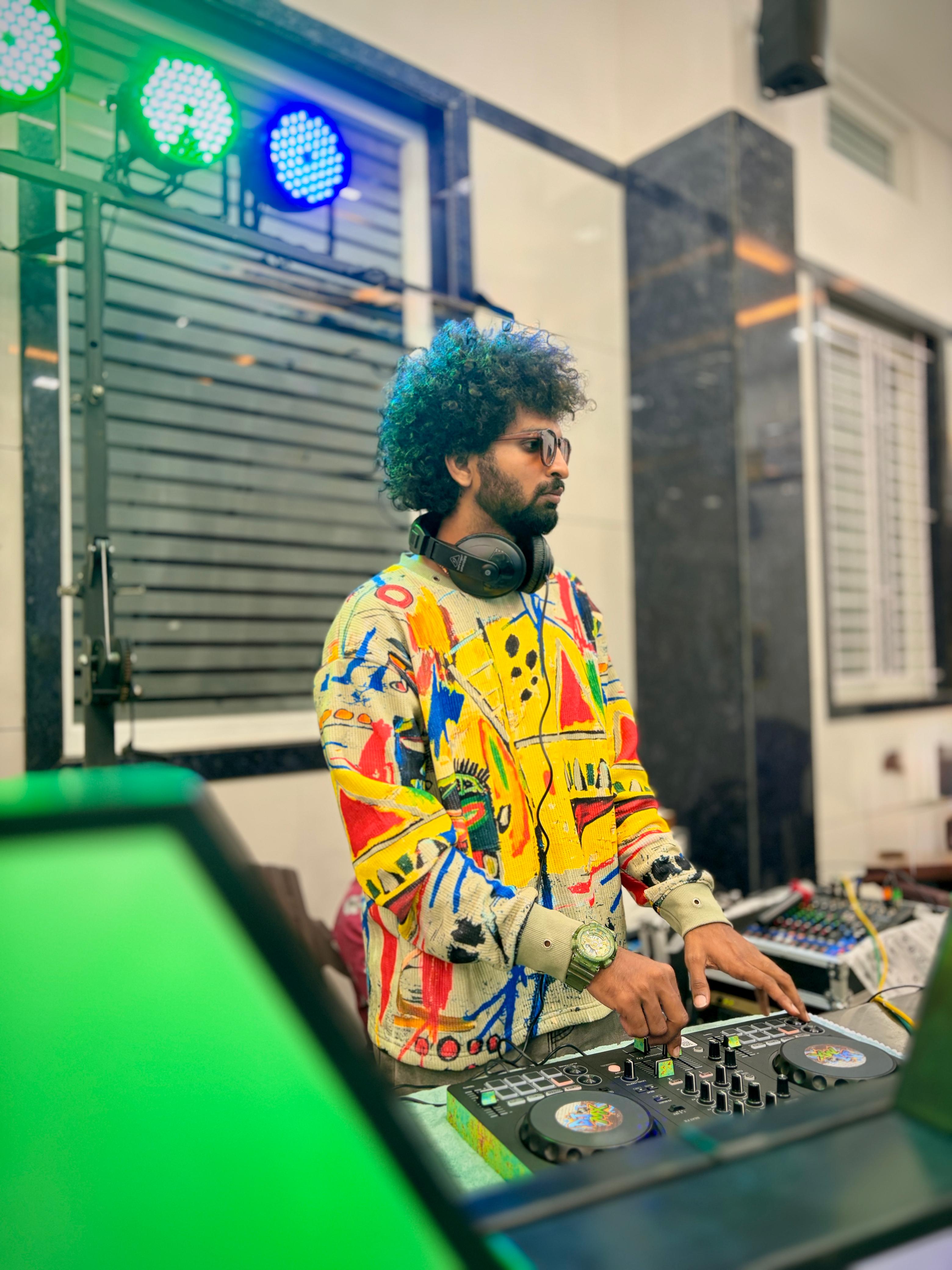 DJ